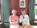 D 110718 (16) Ivonne en Margreet in bar inn c